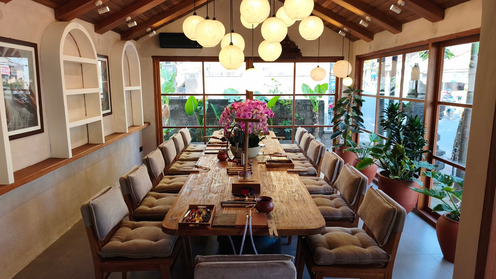Silver jewelry class at Meru Jewelry Classes studio in Bali